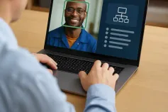 Recruiter bekijkt AI-dashboard met kandidatenmatching op laptopscherm