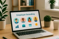 Team brainstormt over employer branding met post-its en laptop
