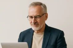 50-plus kandidaat bereidt sollicitatie voor op laptop