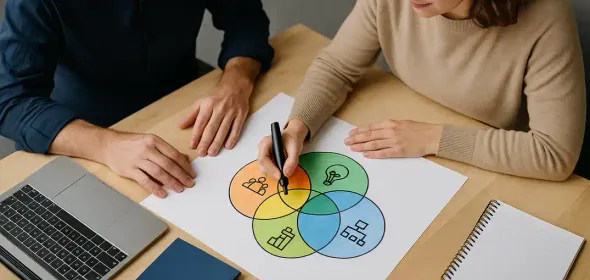 Twee collega’s bespreken een getekend schema van samenwerking en werkcultuur.
