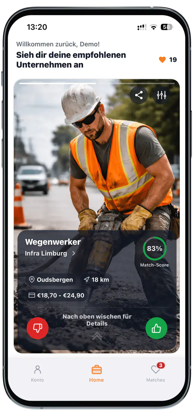 Smartphone mit der Werkvolk App, eine Stellenkarte mit Firmenvideo, Matchscore und Lohn